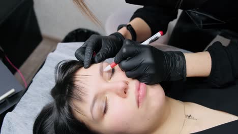 maestro hace delineador de cejas en un salón de belleza