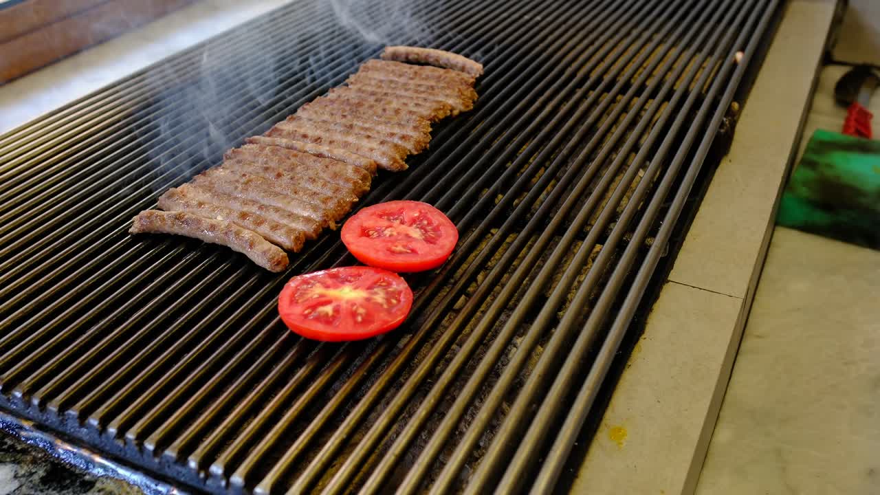 помидоры помещаются на гриль рядом с мясными шариками для обжаривания