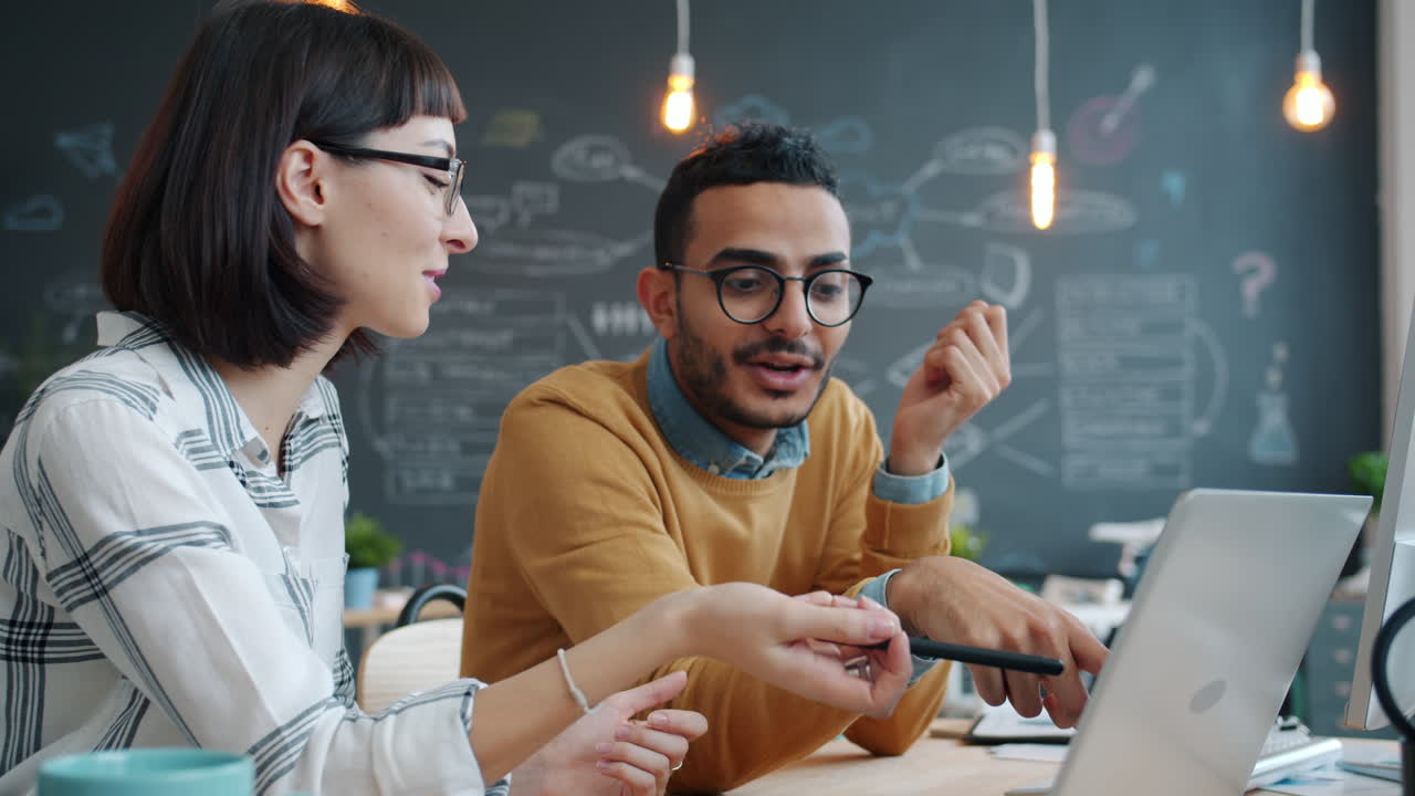 colegas de negocios que colaboran en un proyecto