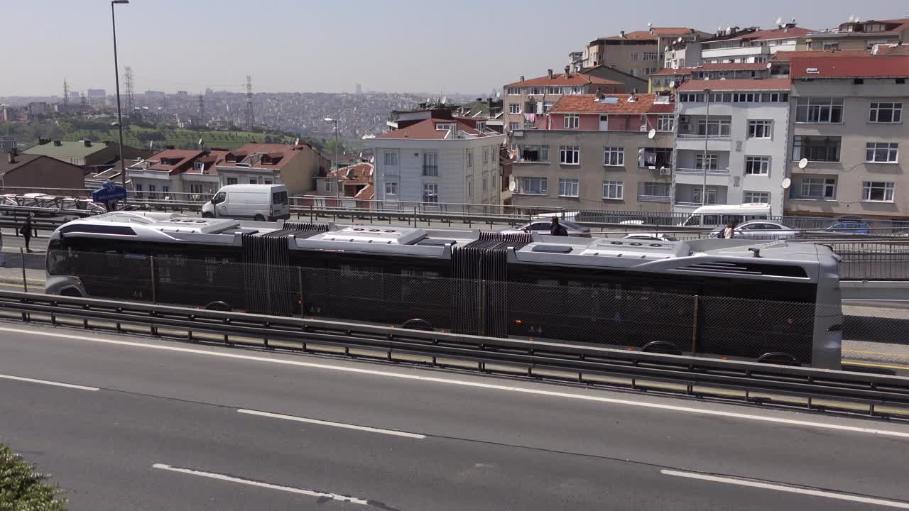 이스탄불 의 고속도로 에 있는 현대적 인 두 층 버스