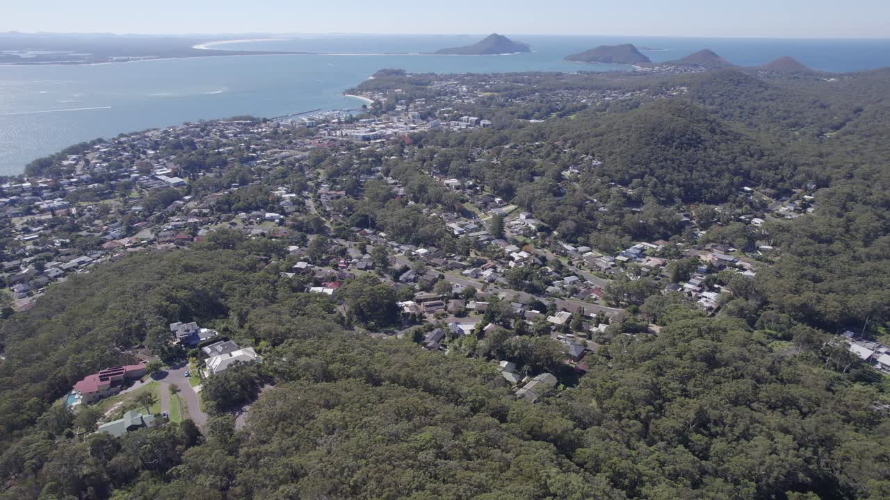 revelación inclinada de la bahía de port stephens y el paisaje marino desde el mirador de gan gan en nueva gales del sur, australia