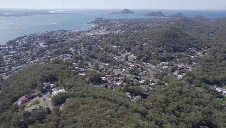 revelación inclinada de la bahía de port stephens y el paisaje marino desde el mirador de gan gan en nueva gales del sur, australia