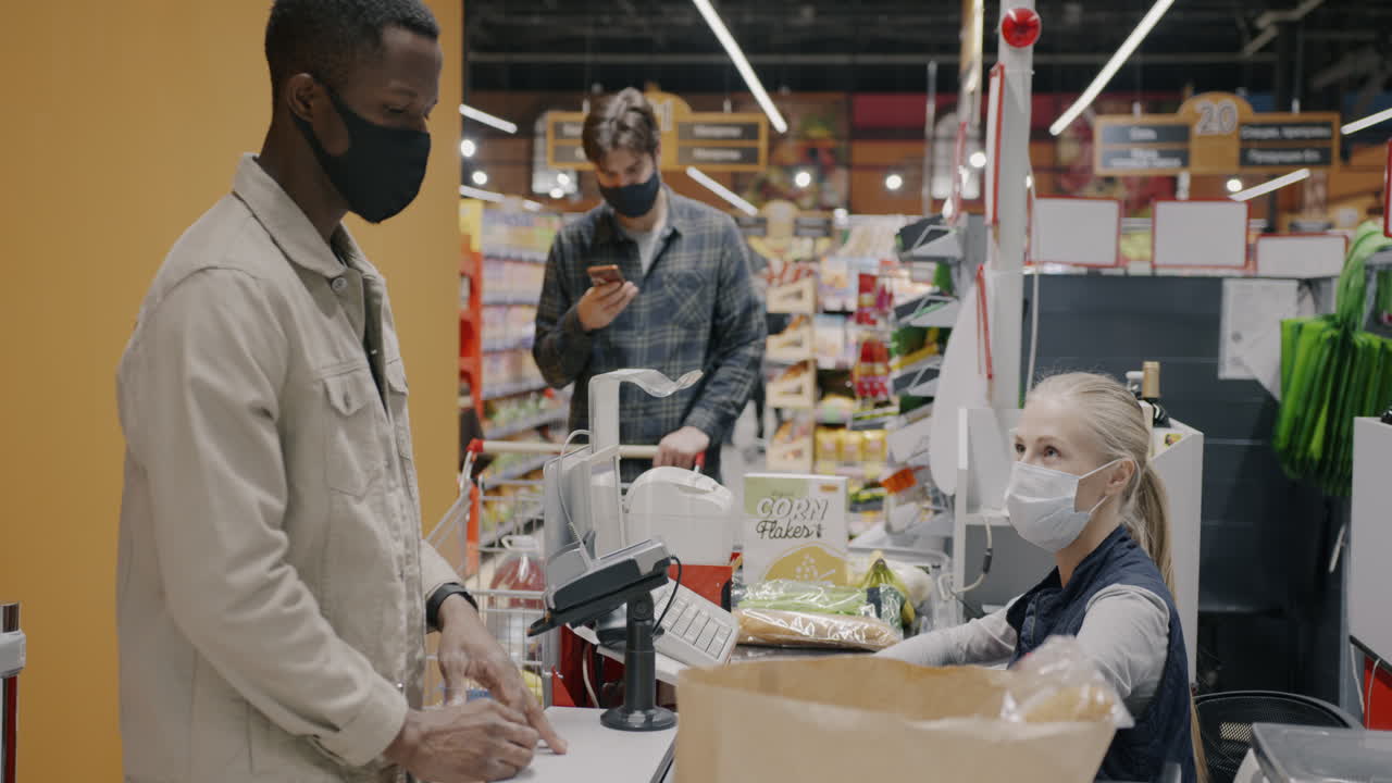 la caja de la tienda de comestibles durante la pandemia