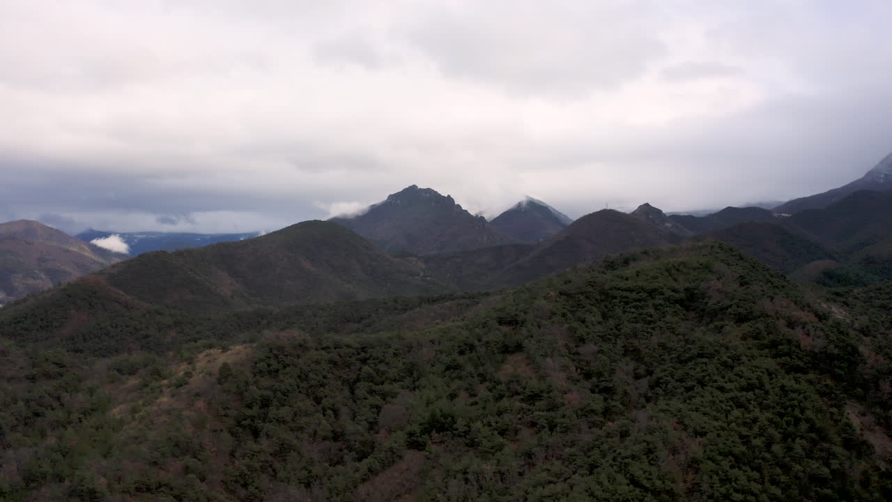 toma de drones de montañas nubladas en el sur de francia
