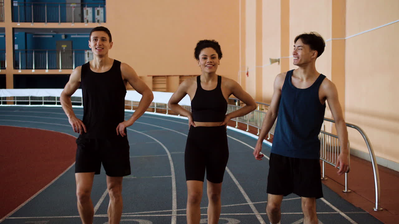 젊은 운동선수 들 이 실내 에서 이야기 하고 있다