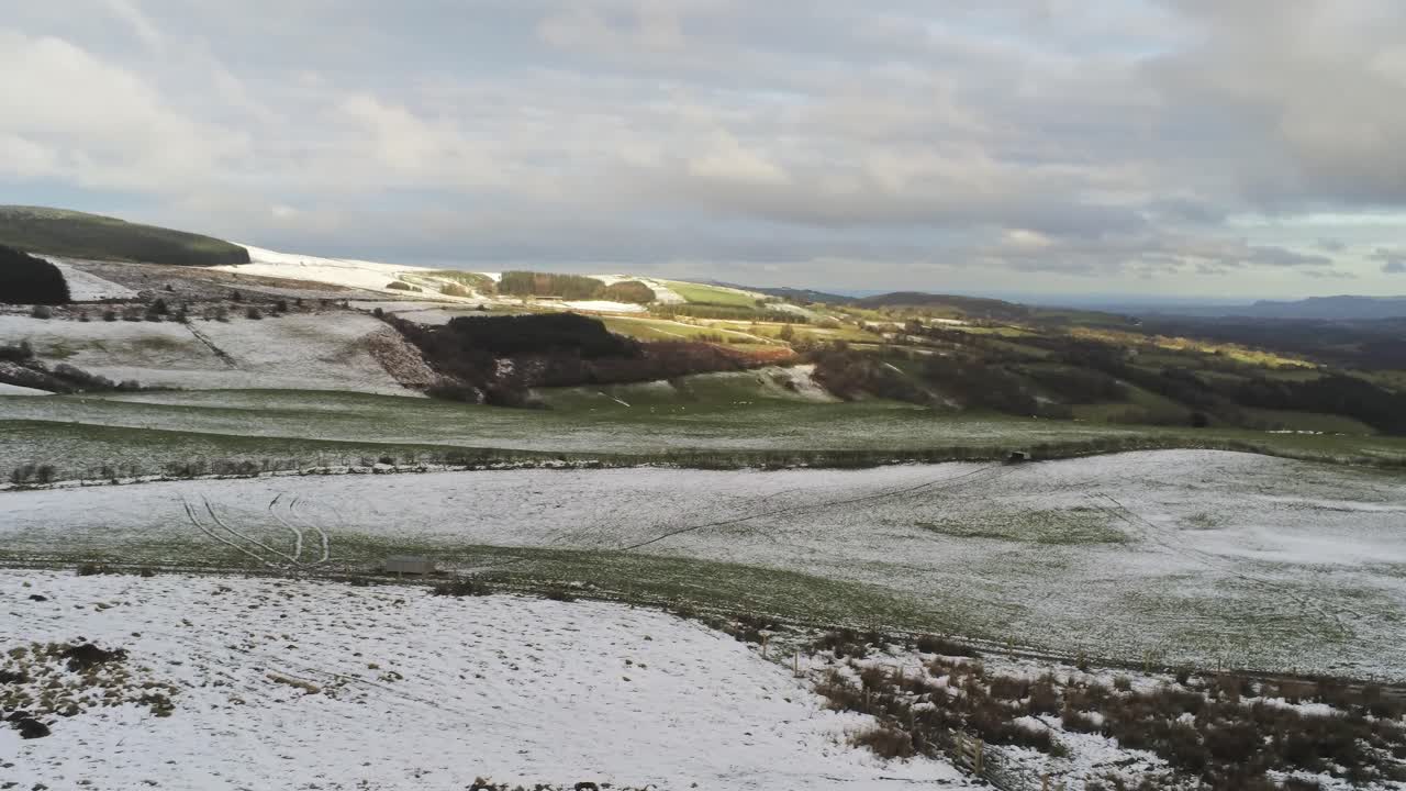 nevado idílico rural invierno valle campo aéreo agrícola tierras de cultivo paisaje