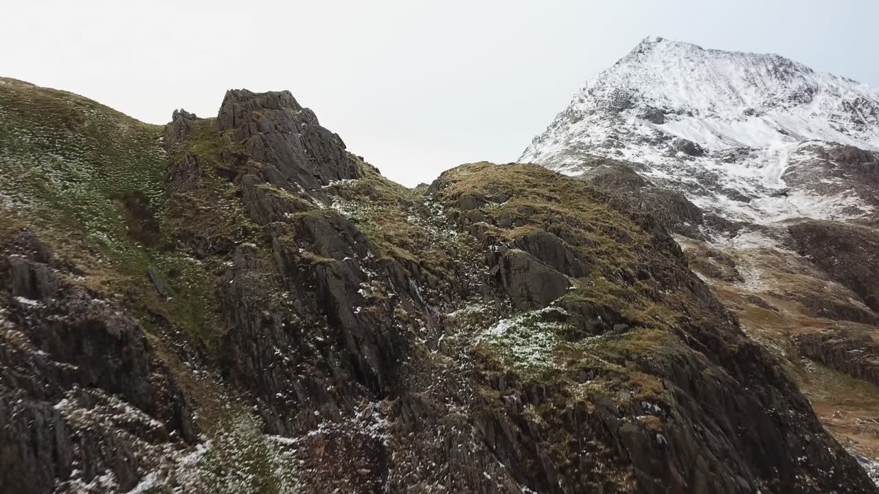 imágenes de drones de 4k de snowdonia en invierno