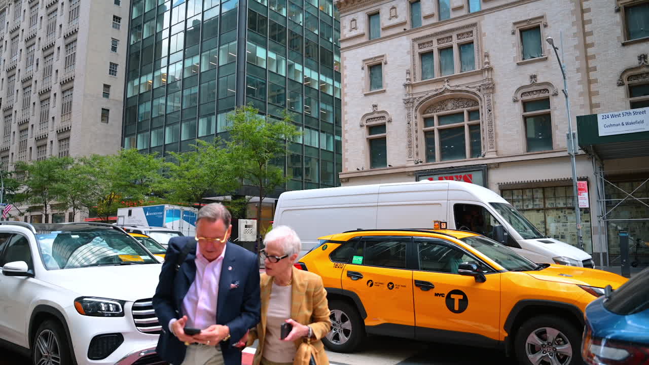 New York, USA, 1. august 2025: Gule taxaer og travl trafik på Manhattan. Ikonisk gadebillede fra New York City med klassiske gule taxaer og fodgængere i Midtown Manhattan.