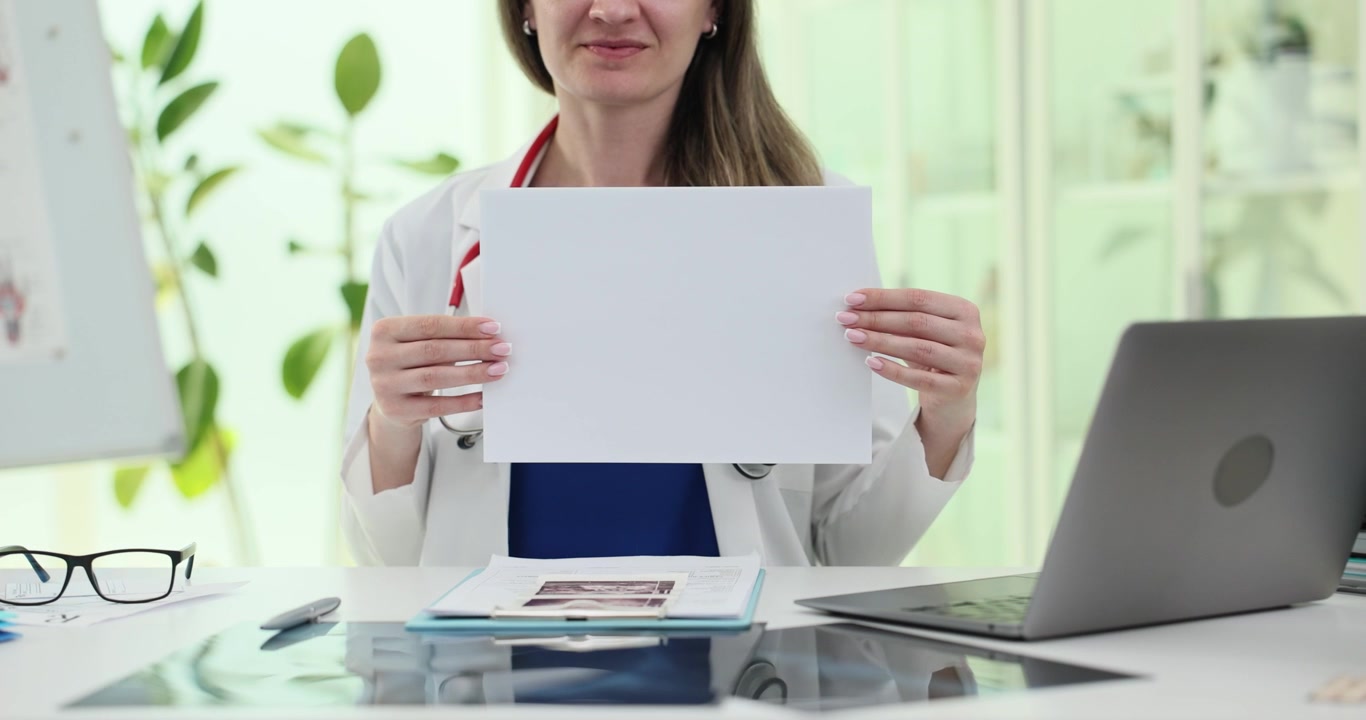 Dottoressa presenta un foglio di carta bianco su una luminosa scrivania della clinica.