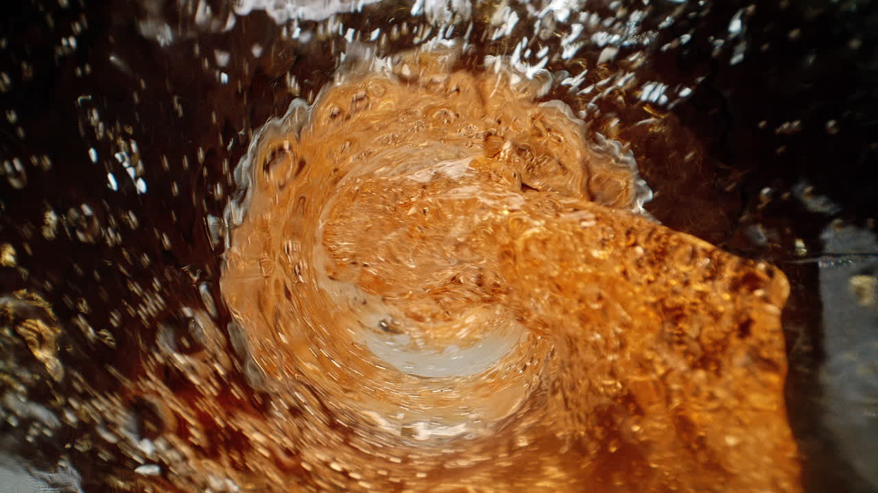 vórtice de whisky que fluye a través de la botella visto desde el interior en cámara lenta