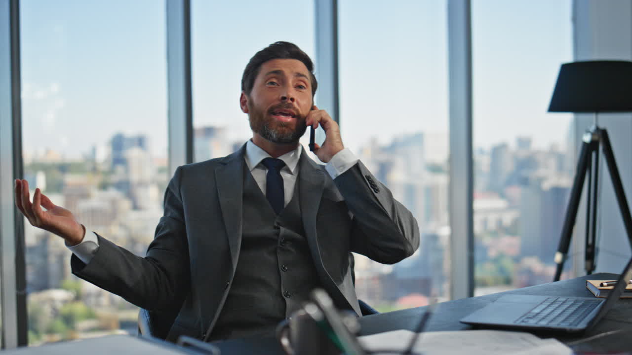 ceo sorridente che ha una conversazione al cellulare in ufficio. avvocato fiducioso discute