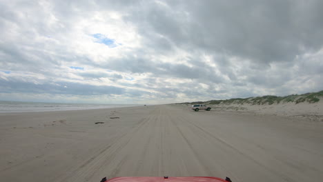 Pov-Eines-Langsam-Fahrenden-Fahrzeugs-Am-Strand-Entlang-Der-Dünen-An-Der-North-Padre-Island-National-Seashore-In-Der-Nähe-Von-Corpus-Christi-Texas-Usa-An-Einem-Bewölkten-Tag