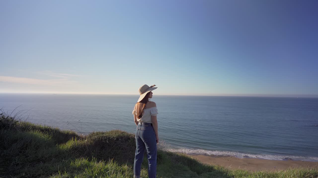 푸른 잔디 ⁇ 에 서 있는 여자