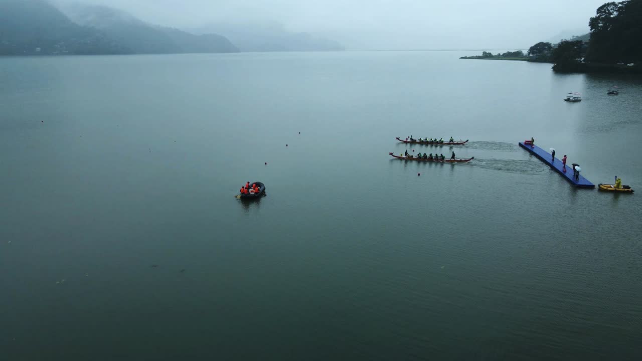 vista aérea del lago phowa en pokhara, nepal