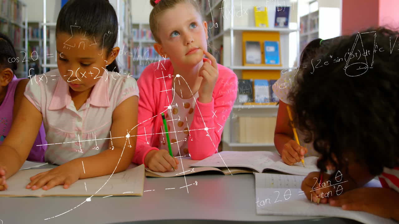 ecuaciones matemáticas flotando contra un grupo de niños que estudian en clase