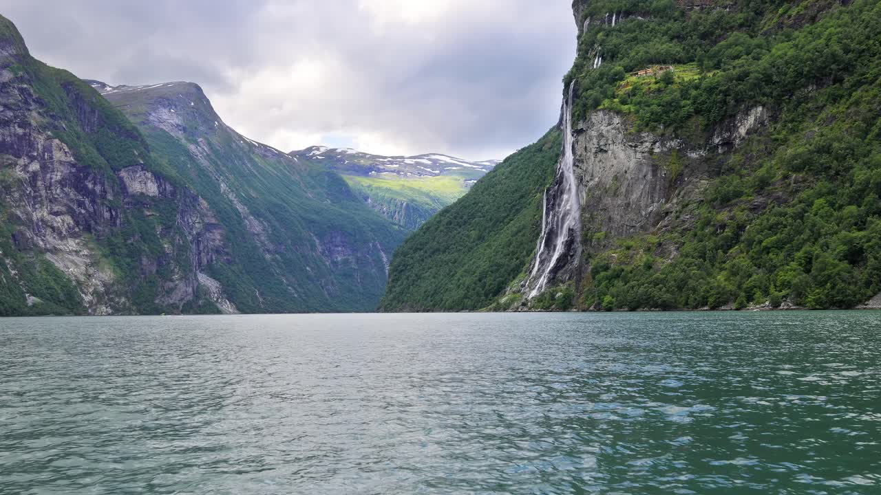 Geirangerinvuono, Seitsemän sisaruksen vesiputous. Kaunis Norjan luonto, luonnonmaisema