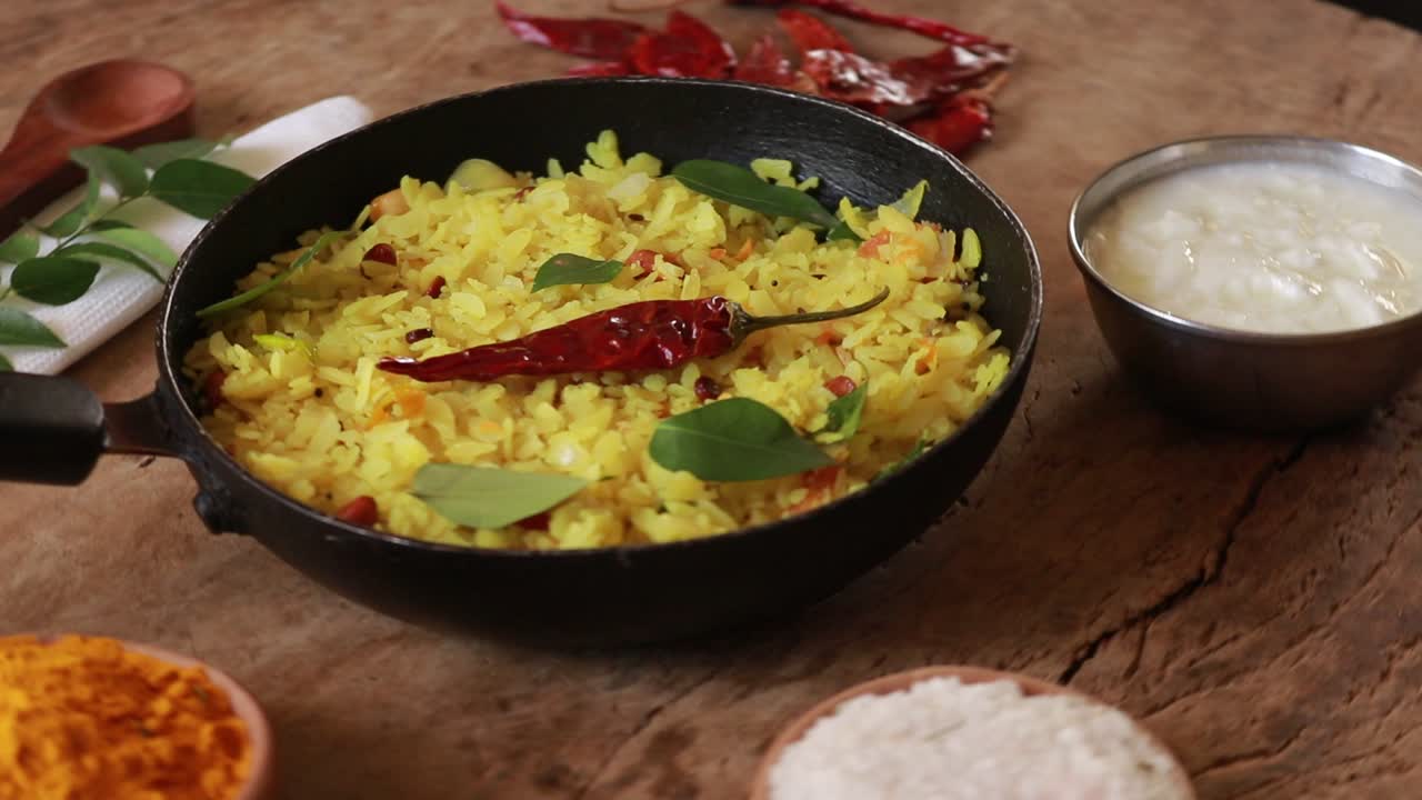 aloo-kanda poha o tarri pohe con chana masala-curry picante