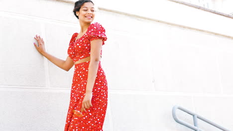 una mujer con un vestido de flores rojas.