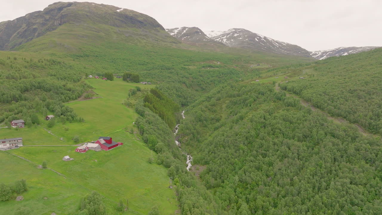 casas de vacaciones en un exuberante valle en el paisaje montañoso de aurlandsvangen en noruega