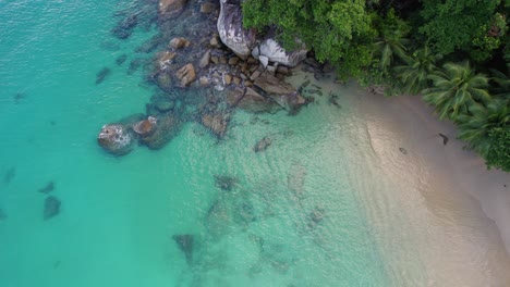 Drohnenaufnahmen-Von-Weißem-Sandstrand,-Kokospalmen,-Türkisfarbenem-Wasser,-Granitsteinen-Am-Sunset-Beach,-Mahé,-Seychellen-30fps-1