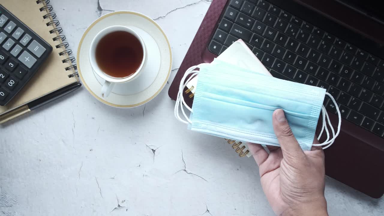 집에서 마스크를 착용하는 작업 설정