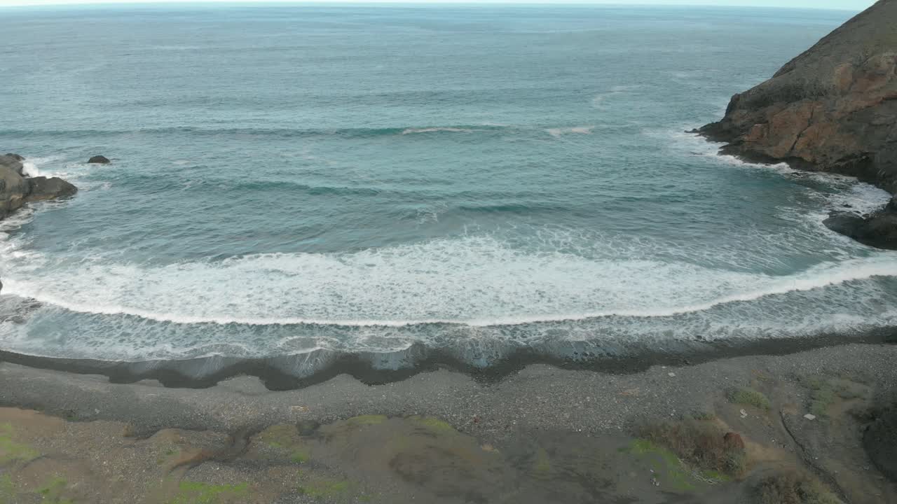 antena ascendente hacia atrás sobre cala cerca de serra de dentro en la isla de porto santo