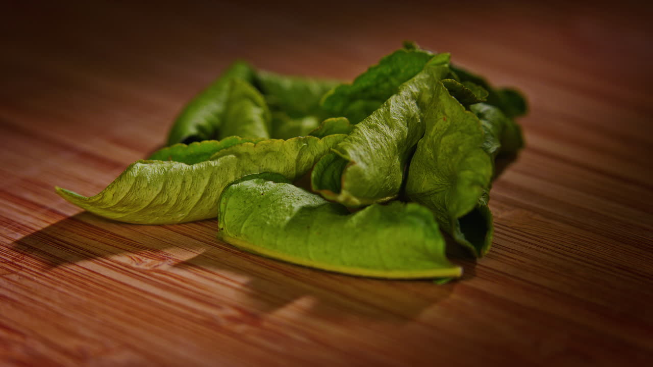 목재 표면 에 있는 카피르 라임 잎 과 극적 인 조명, 카메라 의  ⁇ 도