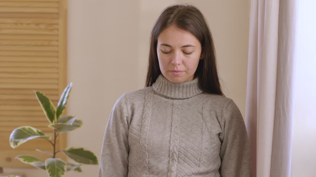 담배를 끊기로 결심하고 집 바닥에 담배를 던지는 여자