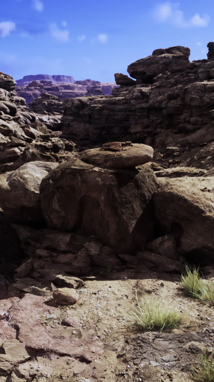 Paesaggio roccioso sotto un cielo limpido in un deserto isolato