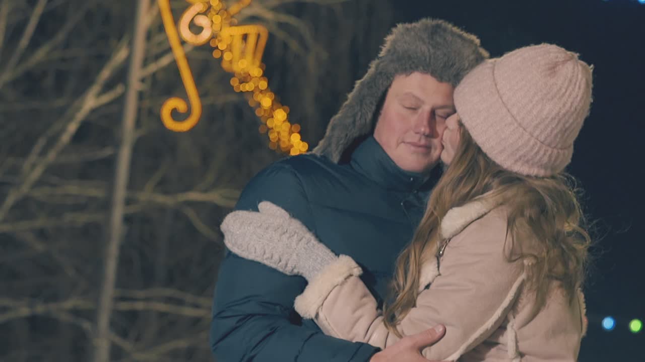 여자는 저녁 도시 슬로우 모션에서 빛에 대 한 남자 키스