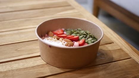 un plato de desayuno saludable con fresas, almendras y granola