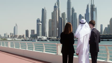 Three-people-looking-at-the-skyline-of-the-big-city