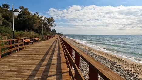 4k caminando por la playa sin gente