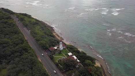 Vista-Aérea-De-Un-Faro-Al-Borde-De-La-Carretera,-Al-Atardecer,-En-La-Isla-De-Oahu,-Hawaii