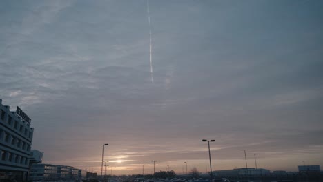 4k-Zeitraffer-Des-Sonnenaufganghimmels-Mit-Vorbeifliegenden-Flugzeugen