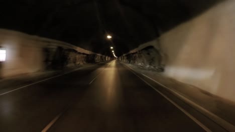 paseos en coche a través del túnel punto de vista de conducción