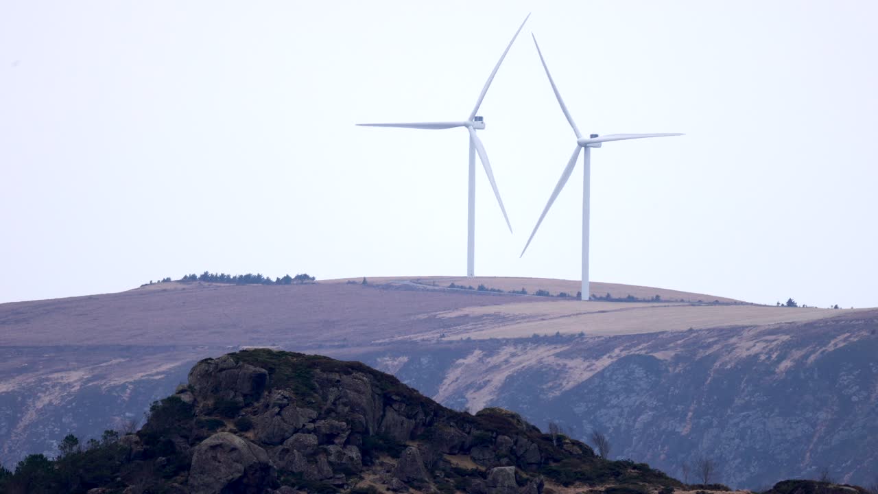 올레순 시 바로 북쪽에 있는 하람스펠렛의 풍력 터빈, 바람이 많이 불고 터빈이 잘 회전하는 날 본토에서 촬영한 스켈텐