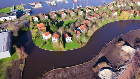 Ocio,-Holanda-Resort-De-Vacaciones-En-El-Lago-Natural,-Países-Bajos,-Steendam