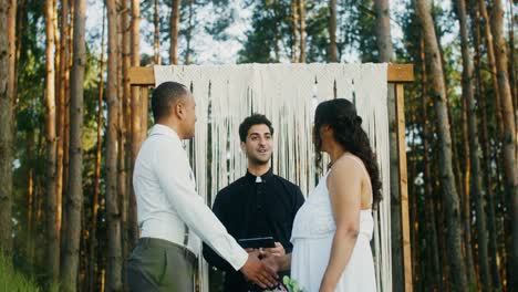 ceremonia de bodas en el bosque