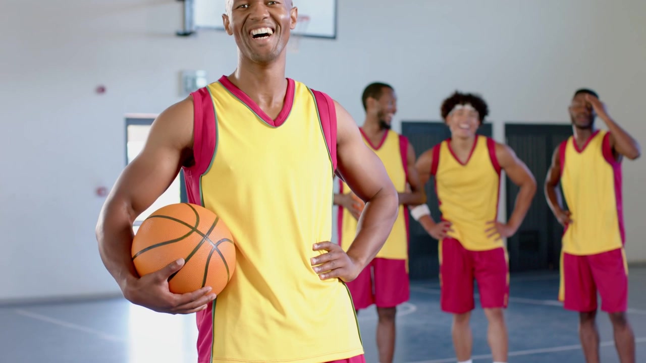 Jugador principal sosteniendo un balón de baloncesto y sonriendo en una cancha deportiva, con un escaneo tecnológico iniciando la verificación del ENLACE DE ACCESO.