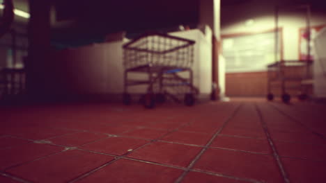 una lavandería oscura y vacía con una canasta de lavandería en primer plano.