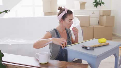 retrato de una mujer caucásica en cuarentena durante la pandemia de coronavirus, haciendo trabajos interiores