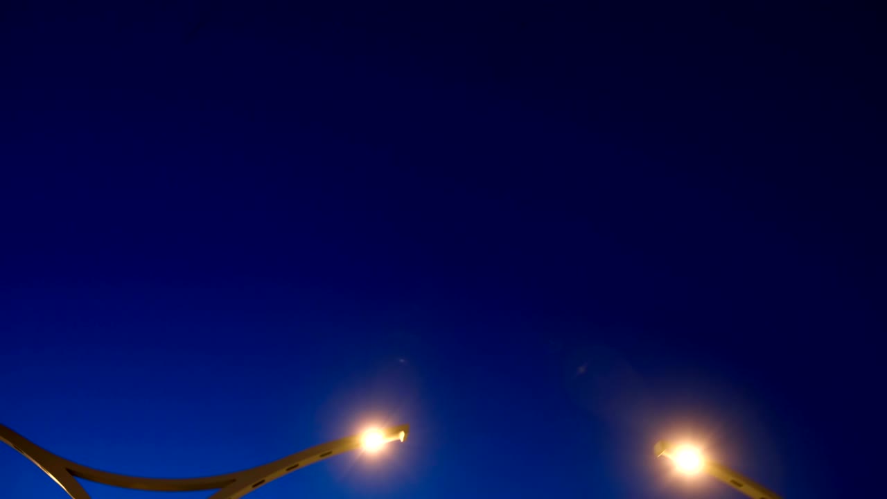 nueva autopista elegante del oeste diámetro de velocidad en san petersburgo por la noche