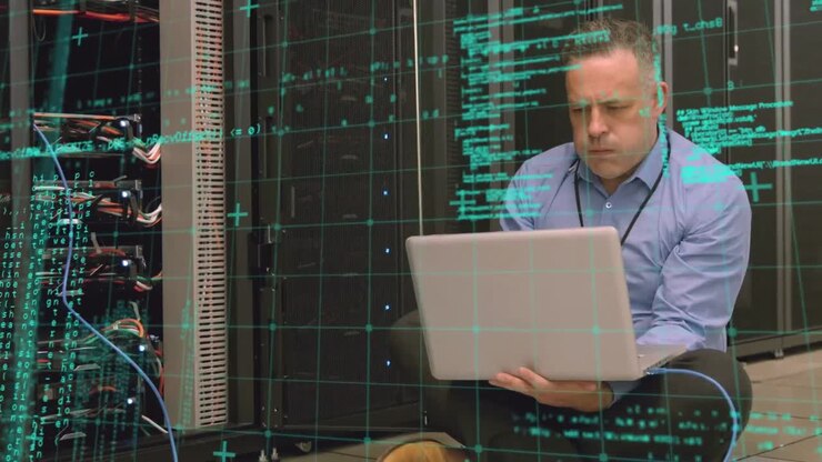 Animation der Datenverarbeitung über einem kaukasischen Mann, der einen Laptop im Serverraum benutzt