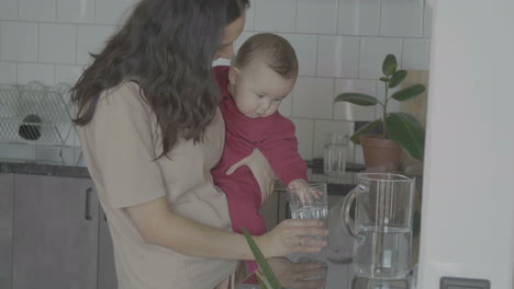 Mamá-Y-Lindo-Bebé-En-La-Cocina