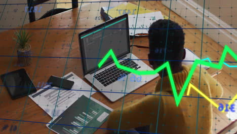 animación del procesamiento de datos financieros sobre una mujer de negocios afroamericana que usa una computadora portátil