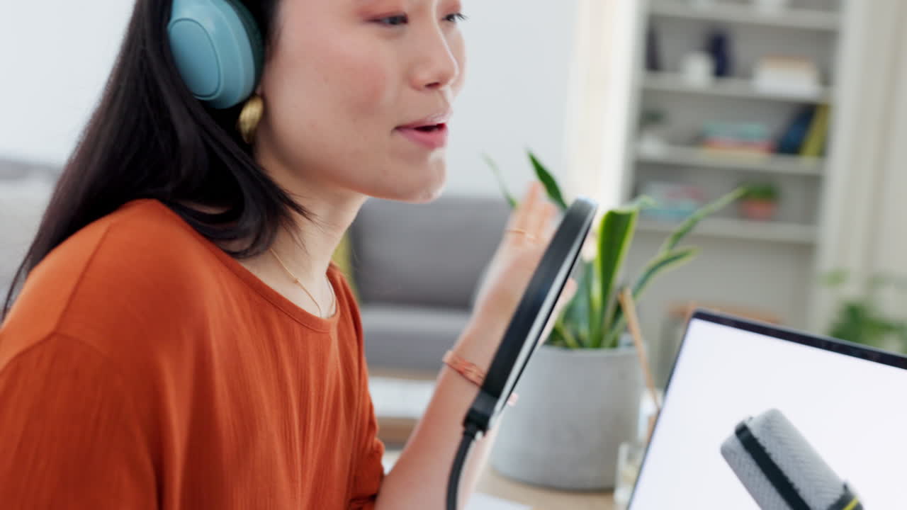 ⁇ 캐스트, 녹음 스튜디오 및 인플루언서 여성