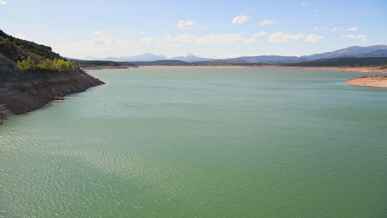 여름 가 ⁇ 으로 인해 수위가 낮은 aguilar de campoo 저수지