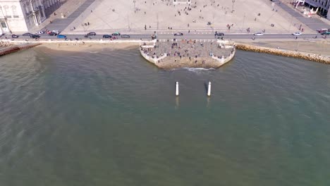 reveladora foto de la praça do comércio desde el mar