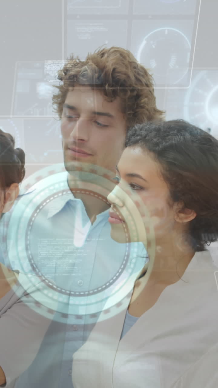 animación del procesamiento de datos sobre diversas personas de negocios tomando notas